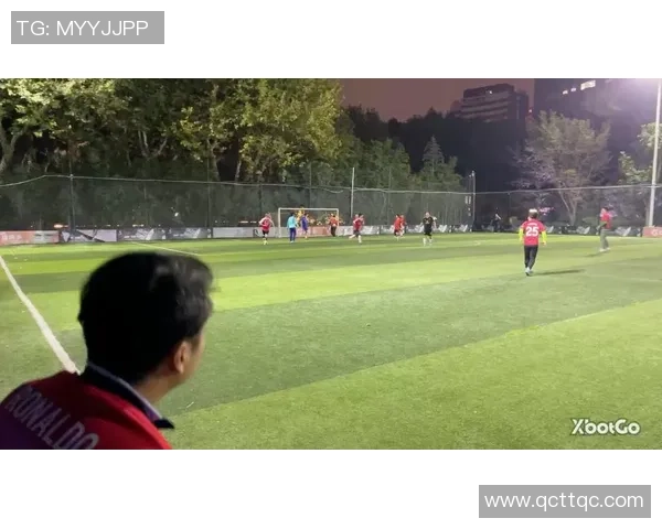 足球星兄弟背影同行展现兄弟情深与梦想共舞的力量