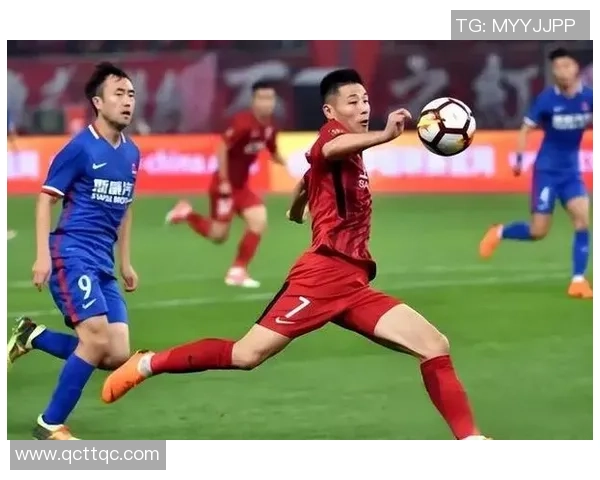 足球排名第二的球星是谁 解析其背后的成长历程与辉煌成就